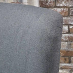 27 Fauteuil d'appoint à dossier haut avec dossier à oreilles et pieds en bouleau