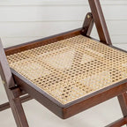 Chaises pliantes en rotin et bois rétro médiévales avec dossiers réglables (deux chaises par lot).